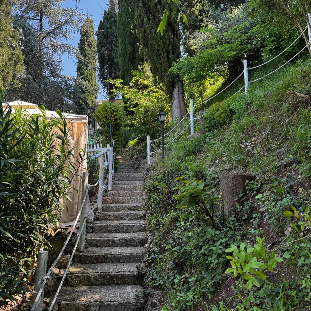 Wonderful Lake View Apartments With Pool With Breakfast Gardasee Torri Del Benaco Exterior photo
